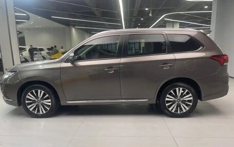 Mitsubishi Outlander III рестайлинг 3, 2021 год, 1 800 000 рублей, 8 фотография