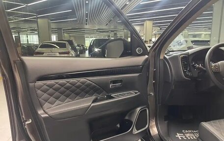 Mitsubishi Outlander III рестайлинг 3, 2021 год, 1 800 000 рублей, 14 фотография