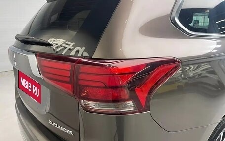Mitsubishi Outlander III рестайлинг 3, 2021 год, 1 800 000 рублей, 10 фотография