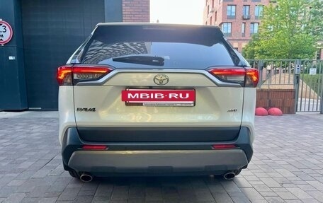 Toyota RAV4, 2021 год, 3 400 000 рублей, 4 фотография