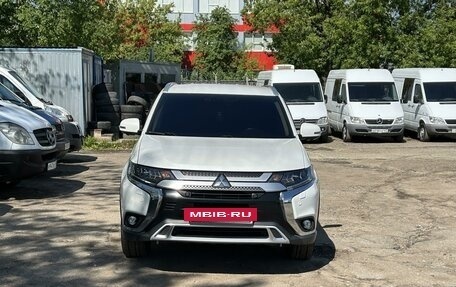 Mitsubishi Outlander III рестайлинг 3, 2018 год, 2 790 000 рублей, 2 фотография