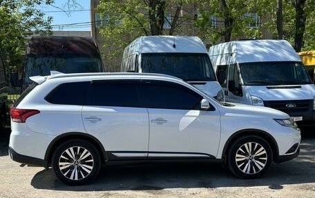 Mitsubishi Outlander III рестайлинг 3, 2018 год, 2 790 000 рублей, 4 фотография