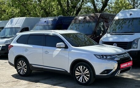 Mitsubishi Outlander III рестайлинг 3, 2018 год, 2 790 000 рублей, 3 фотография