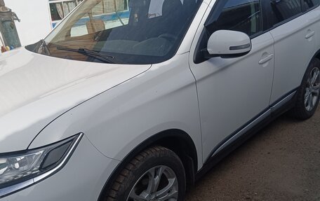 Mitsubishi Outlander III рестайлинг 3, 2015 год, 1 950 000 рублей, 2 фотография