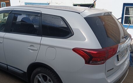 Mitsubishi Outlander III рестайлинг 3, 2015 год, 1 950 000 рублей, 3 фотография