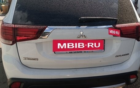 Mitsubishi Outlander III рестайлинг 3, 2015 год, 1 950 000 рублей, 4 фотография