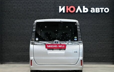 Toyota Voxy III, 2014 год, 1 999 000 рублей, 5 фотография