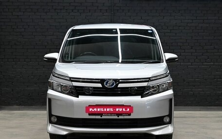 Toyota Voxy III, 2014 год, 1 999 000 рублей, 2 фотография