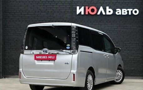 Toyota Voxy III, 2014 год, 1 999 000 рублей, 6 фотография