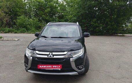 Mitsubishi Outlander III рестайлинг 3, 2017 год, 2 400 000 рублей, 2 фотография