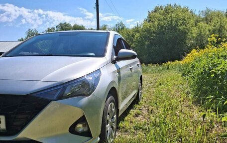 Hyundai Solaris II рестайлинг, 2021 год, 1 630 000 рублей, 8 фотография