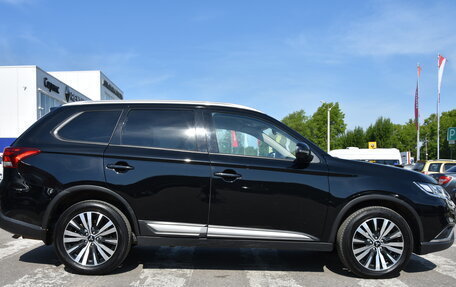 Mitsubishi Outlander III рестайлинг 3, 2021 год, 2 700 000 рублей, 8 фотография