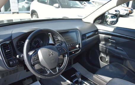 Mitsubishi Outlander III рестайлинг 3, 2021 год, 2 700 000 рублей, 14 фотография