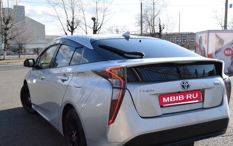 Toyota Prius IV XW50, 2016 год, 1 650 000 рублей, 6 фотография