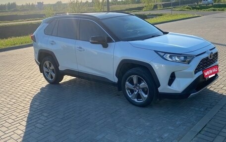 Toyota RAV4, 2020 год, 3 000 000 рублей, 2 фотография