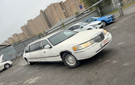 Lincoln Town Car III рестайлинг, 2000 год, 230 000 рублей, 2 фотография