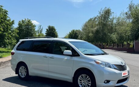 Toyota Sienna III, 2015 год, 2 800 000 рублей, 3 фотография
