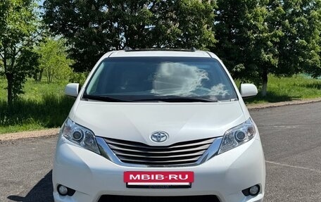 Toyota Sienna III, 2015 год, 2 800 000 рублей, 2 фотография