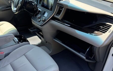 Toyota Sienna III, 2015 год, 2 800 000 рублей, 9 фотография