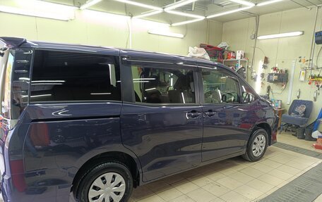 Toyota Voxy III, 2015 год, 1 860 000 рублей, 2 фотография