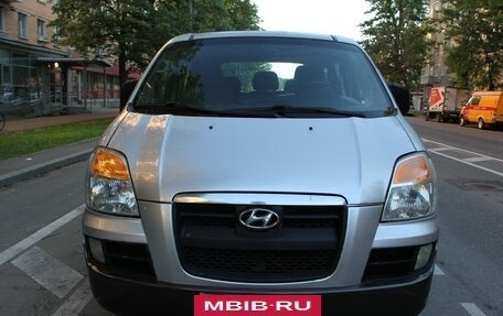 Hyundai Starex I рестайлинг, 2004 год, 660 000 рублей, 2 фотография