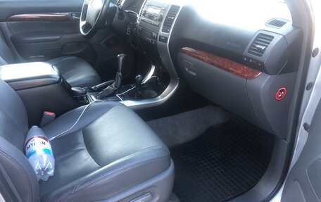 Toyota Land Cruiser Prado 120 рестайлинг, 2004 год, 2 500 000 рублей, 6 фотография