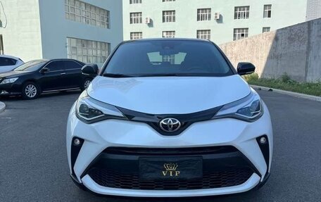 Toyota C-HR I рестайлинг, 2022 год, 2 000 000 рублей, 2 фотография