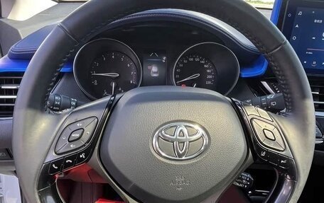Toyota C-HR I рестайлинг, 2022 год, 2 000 000 рублей, 8 фотография