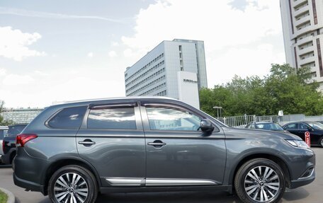 Mitsubishi Outlander III рестайлинг 3, 2018 год, 1 965 000 рублей, 4 фотография