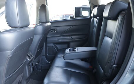 Mitsubishi Outlander III рестайлинг 3, 2018 год, 1 965 000 рублей, 10 фотография