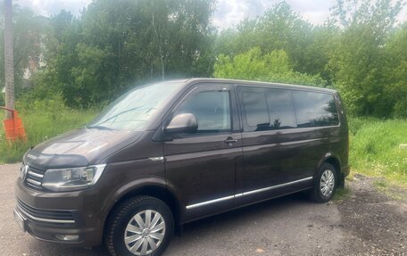 Volkswagen Caravelle T6 рестайлинг, 2017 год, 2 000 000 рублей, 2 фотография