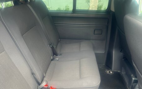 Volkswagen Caravelle T6 рестайлинг, 2017 год, 2 000 000 рублей, 9 фотография