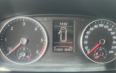 Volkswagen Caravelle T6 рестайлинг, 2017 год, 2 000 000 рублей, 11 фотография