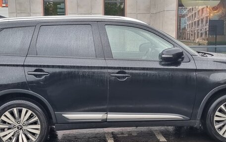Mitsubishi Outlander III рестайлинг 3, 2019 год, 2 100 000 рублей, 4 фотография