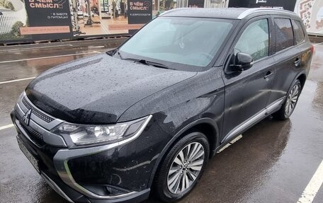 Mitsubishi Outlander III рестайлинг 3, 2019 год, 2 100 000 рублей, 2 фотография