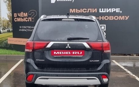 Mitsubishi Outlander III рестайлинг 3, 2019 год, 2 100 000 рублей, 3 фотография