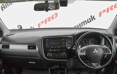 Mitsubishi Outlander III рестайлинг 3, 2013 год, 1 690 000 рублей, 10 фотография