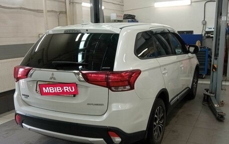 Mitsubishi Outlander III рестайлинг 3, 2017 год, 1 619 000 рублей, 3 фотография