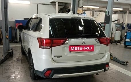Mitsubishi Outlander III рестайлинг 3, 2017 год, 1 619 000 рублей, 4 фотография