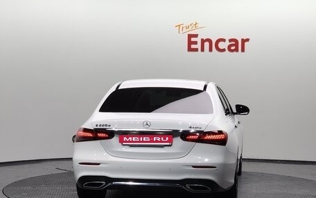 Mercedes-Benz E-Класс, 2020 год, 3 450 000 рублей, 4 фотография