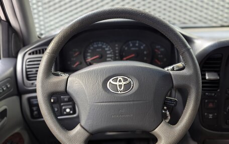 Toyota Land Cruiser 100 рестайлинг 2, 2002 год, 1 385 000 рублей, 26 фотография