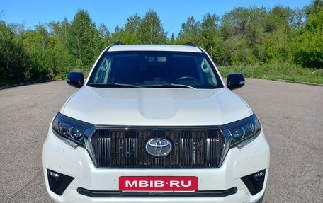 Toyota Land Cruiser Prado 150 рестайлинг 2, 2021 год, 7 800 000 рублей, 8 фотография