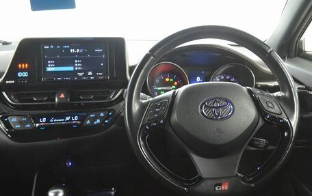Toyota C-HR I рестайлинг, 2017 год, 1 730 000 рублей, 12 фотография