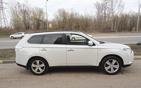 Mitsubishi Outlander III рестайлинг 3, 2014 год, 1 676 000 рублей, 4 фотография