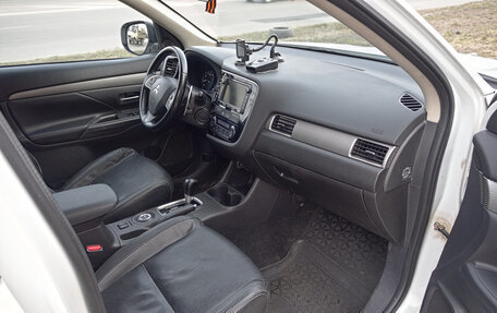 Mitsubishi Outlander III рестайлинг 3, 2014 год, 1 676 000 рублей, 9 фотография