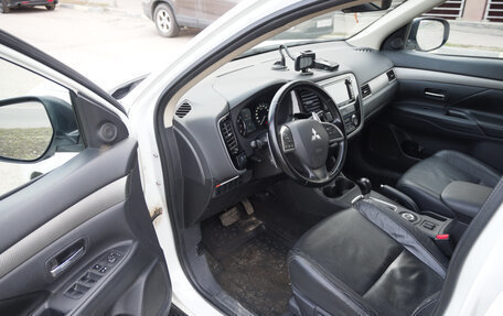 Mitsubishi Outlander III рестайлинг 3, 2014 год, 1 676 000 рублей, 10 фотография