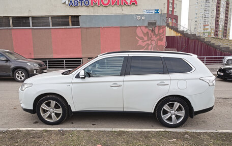 Mitsubishi Outlander III рестайлинг 3, 2014 год, 1 676 000 рублей, 8 фотография