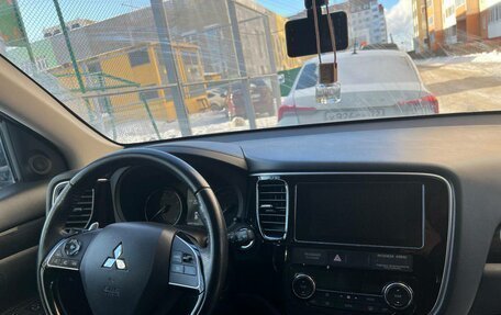 Mitsubishi Outlander III рестайлинг 3, 2018 год, 1 650 000 рублей, 3 фотография
