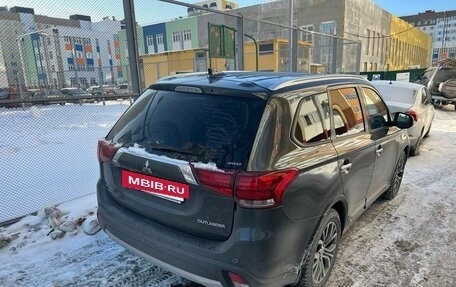 Mitsubishi Outlander III рестайлинг 3, 2018 год, 1 650 000 рублей, 6 фотография