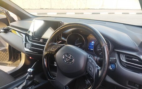 Toyota C-HR I рестайлинг, 2017 год, 2 000 000 рублей, 6 фотография
